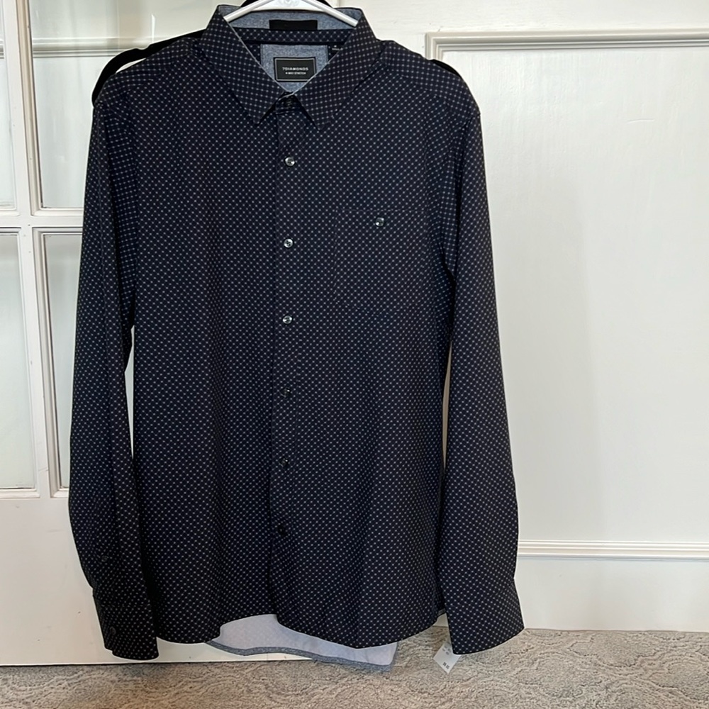 7 Diamonds dress shirt in Size M.